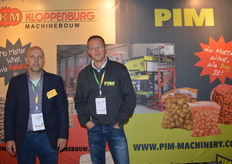 Bart Kloppenburg van Kloppenburg Machinebouw en Jouke van der Meer van PIM Machinery. De combinatie van beide bedrijven geven elkaar een mooie aanvulling om een totaalconcept te leveren op weeg en verpakkingsgebied. Zo heb je alles in een hand. PIM heeft sinds vorig jaar een palletiseermachine in het pakket met hoge capaciteit.