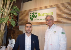 Daniell Ravich de Russische collega van Dirk Garos van Restrain. Restrain deelde de stand met Ten Brinke BV Dit bedrijf heeft samen met Restrain een concept uitgedacht om meer knollen aan een aardappelplant te verkrijgen. Dit betekent in de pootgoedsector een hogere opbrengst van af te leveren knollen en een betere maatverdeling in de te oogsten knollen.