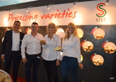 Jaap Brandijk, Jos Fokkens, Renate Kapteyn en Petra Kool van Stet. Stet levert pootaardappels voor de versmarkt en industrie. Het ras Tyson zullen we bij de volgende foto nader bekijken.