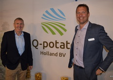 Q Potato Holland BV bestaat sinds 3 jaar. Dirk van de Water vertelt dat ze veel leveranciers ontmoetten op de beurs. Er is een partnership met Flevopool, Yellow Chips en Q Potato. Pootgoed vindt haar weg naar Zuid Eropa en Noord Afrika. Noord West en Zuid Europa zijn goed voor de export van consumptieaardappelen. De aardappelen worden veelal in big bags en 25 kilo balen verpakt. Q Potato heeft veel kennis van de teelt en kent de juiste teeltgebieden. Op deze manier wordt de meest geschikte partij aardappelen bij de juiste afnemer gebracht. Daar zit de uitdaging in voor het bedrijf. De juiste partij, de juiste afnemer en de beste prijs maken. Als bemiddelaar en intermediair draagt het bedrijf verantwoordelijkheid en risico mee met de klant. Dirk van de Water en Wouter Mutsearts.