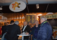 Gaby Stet van TPC in gesprek met klanten, 2e van links Joop Stet.