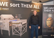 Insort, Kees Kelders bij een afbeelding van een optische sorteerder. Deze machine kan 80 ton/u gewassen en ongeschilde product sorteren. Tegelijkertijd worden defects gedetecteerd en kan het droge stof gehalte van het bewerkte product gemeten worden.