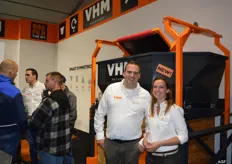 Rik van Hees en Evelina van Hees van VHM Machinery. Bas van Hees op de achtergrond in druk gesprek.