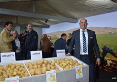 Bram van der Lees van Agroplant. De Cereza is een nieuwkomer op de rassenlijst. Het is een grof groeiende rode aardappel met gladde schil bestemd voor de versmarkt. Een halfvastkokende aardappel die romig van smaak is en het best groeit in Mediterrane landen.