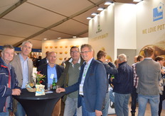 Den Hartigh, eerste van rechts Jacob Eising. De robuuste rassen van Den Hartigh winnen steeds meer marktaandeel. Een van die rassen is 'Connect'. Een resistent ras dat het goed doet op de biomarkt. De aardappel kent een lage input van mineralen.