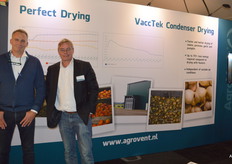 Agrovent leverde bij Ajuin een nieuw bewaarsysteem met condensdroogtechniek. De voordelen van dit systeem t.o.v. gasdroging zijn een zeer snelle droging en een laag energieverbruik. Jurjen Wiersma en Huub Kasius.