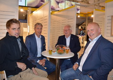 De Aardappelhoeve, links Henk Offereims en rechts Bart Nemegheer in gesprek met relaties.