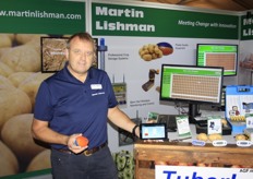 Bij Martin Lishman maken ze imitatie-aardappelen die tijdens de verwerking van de aardappelen meegaan, om te kunnen detecteren op welke plekken van het proces de aardappelen kneuzingen op kunnen lopen. Ian Clayton-Bailey toont in zijn linkerhand zo'n apparaat. Op de tablet in zijn andere hand is vervolgens af te lezen wat de impact is van een val of stoot op de aardappel.