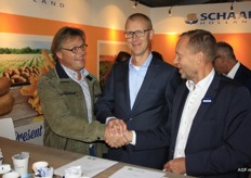 Aldi en Lidl scharen zich achter een convenant voor meer resistente biologische aardappelrassen. Andri van Nieuwenhuyzen (MTS Van Nieuwenhuyzen), D.W. Blijleven (Aldi) en André Adamse (Schaap Holland) ondertekenen hier het convenant van Aldi.