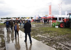 Buiten lagen platen waardoor de mensen de voeten droog moesten houden, al waren die niet overal aanwezig. Op dit moment lukte dat nog redelijk.