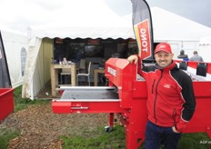 Bij Tong Engineering maken ze onder andere machines die de aardappelen kunnen wassen. Charlie Rich staat bij een van de machines van het Britse bedrijf.