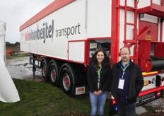 Nele en Jan Dewagtere van Dewagtere Engines. Het bedrijf maakt onderlossers met dubbele hydraulische en elektronische aandrijving.