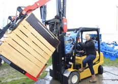 Edwin van Turnhout van heftruckcentrum Post bv met een vooroverkantelaar BT301.