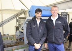 Alain De Puydt en Jan van de Wolfshaar van Tomra Sorting. Zij lieten aan het publiek zien hoe voorwerpen zoals stenen, gescheiden kunnen worden van de aardappelen.