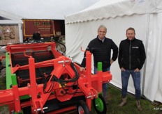 Paul Kämink en Alwin Goldewijk van Holaras-Hoopman machines. Met de rode aanhanger kunnen zowel aardappelen als uien gerooid worden.