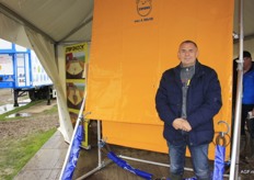 Jan-Kees de Jager van Stop Shock. Achter hem staat de gele valbreker voor in de kiepers van aardappelen.