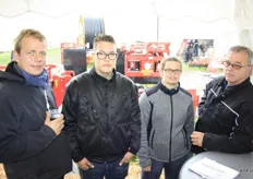 Vanuit een droge stand poseren Menno Haakma, Arjan Drint, Marjelle Drint en Peter Drint voor de machines op de achtergrond van WIFO-Anema bv.