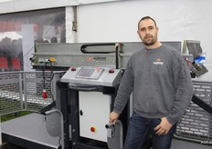 Marco Doedes van Allround Vegetable Processing. Achter hem het nieuwste model van het bedrijf. De HBF75 is inzetbaar om kisten te vullen.