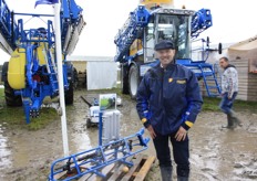 In de modder staat Ko Smalheer van Gebr. Weststrate bv bij het prijswinnende gewasspuitsysteem met ingebouwde magneten.