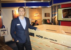 Pieter Broers is werkzaam bij Necap pallets & kisten bv. Zij houden zich bezig met het produceren van aardappelkisten.