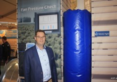 Mooij Agro bv produceerde een klimzak met lucht die de kisten volledig afsluit. Maarten Mooij is de directeur van het bedrijf.