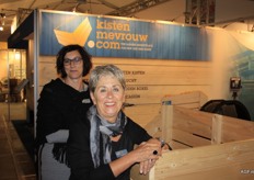 Op de voorgrond Tineke Douwes, daarachter Elvira Wieland van kistenmevrouw.com.