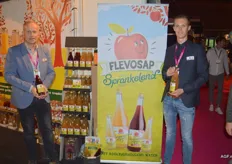 Alex Poortinga en Corne Prins van Flevosap. Staan met hunn nieuwe lijn 'Sprankelend'.