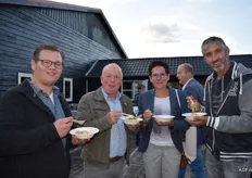 vlnr Thijs Manders, Gerrit Krebaum en zijn vrouw Lieke en Louis Maas van Puur Natuur Best eten Poke Bowls