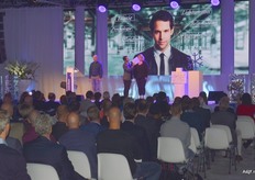 Verschillende mensen werden op het podium geroepen.