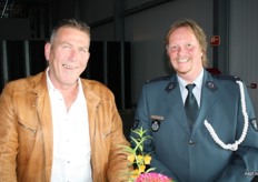 Kees Aalders van Kloosterboer met Cornelis Krol van de Douane in de Rotterdamse haven