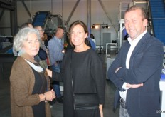 Maarten en Els Schrijvershof met mevrouw Schrijvershof. Vanaf komende maand verhuist het bedrijf naar haar nieuwe locatie in Cool Port. De verkoop blijft in Oud-Beijerland actief