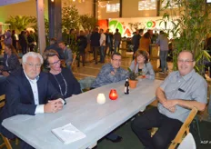 Een gezellige tafel Deckers met op de foto Jan Deckers sr., Jet Deckers, Alfred Westerlaken met zijn vrouw Ans en Walter van Geffen