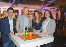Steef Verhoeven en Oscar Schippers van W. vd B. met hun vriendinnen Janine en Claudia