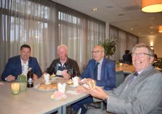 Bestuur en betrokkenen van Groenteman met Ster, Tonny van Eldijk, Dick Meulblok en de oud-groentemannen Henk Hofland en Gerard van Linden