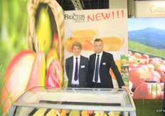 Andreas Theiner (rechts) van Fructus Meran: “Nieuw zijn onze kaki- en kiwiproducten. In slices, blokjes: allemaal vers gesneden. De producten worden veel gebruikt in babyvoeding, de industrie en foodservice. Ook biologisch.