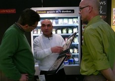 Uitleg in het Engels bij Van der Plas Sprouts op de stand.