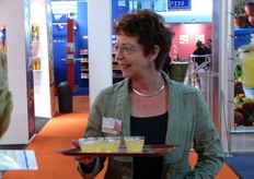 Monique Kortekaas van Flevosap deelt bekertjes sap uit aan de beursbezoekers.
