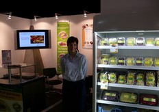 Merijn Hooijmans van Hamu poseert voor de stand, die overigens in een erg donkere hoek stond.