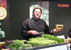 Rob Baan showt een doosje BroccoCress.