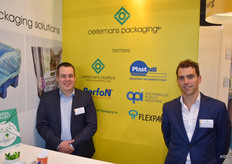 Tibor Tholen en Gert-Jan van Baardwijk bij de stand van Oerlemans Packaging. Volgens Tibor is de Empack in Mechelen informeel, maar zijn de bezoekers erg geïnteresseerd. Het is volgens hem een goede 'relatiebeurs'.