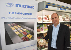 "Bart Princen van Multivac verwacht dat de verpakkingsindustrie in de toekomst meer zal overstappen op kartonnen verpakkingen, met een plastic laag erin die te scheiden is van het karton. "Nu zie je het vooral bij maaltijdverpakkingen, maar gesneden fruit en tomaten zijn erg geschikt voor dit soort verpakkingen. Door het plastic blijft het karton beschermt tegen vocht en doordat het plastic los te trekken is, zijn beide materialen goed te recyclen."