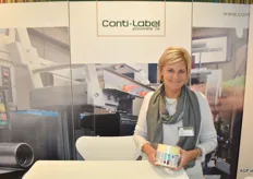 Bij Conti-Label Pauwel maken ze zelfklevende etiketten, zo ook voor de AGF-sector. Zaakvoerder Inge Pauwels toont etiketten die gebruikt worden bij biologisch fruit.