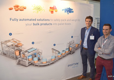 Bij Pattyn Packing Lines houden ze zich bezig met het maken van dozen voor grote hoeveelheden groenten, die bijvoorbeeld naar de diepvriessector gaat. In de dozen gaat volgens Gilles Vermeersch tot wel 800 kilogram aan groenten of noten. Naast hem staat Pieter Samijn.