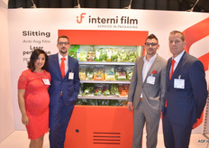 V.l.n.r. Gabriela Deras, Stijn Verreet, Steven Verreet en Hans Berk van Interni Film. Dankzij de laserperforatie die zij op de verpakkingen toepassen, blijven de groenten volgens Stijn langer houdbaar, waardoor er minder groenten naar de afvalbak verdwijnt.