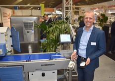 Tom Van Elsacker van Bizerba. Het bedrijf maakt etiketten die extra bedrijfsinformatie op een etiket kan bedrukken. Dat kan door middel van een QR-code of dankzij een dubbelzijdig etiket dat met een plakrand uit elkaar te halen is. Op de foto toont Tom een verpakking, waar aan de binnenkant van het etiket ook nog informatie staat.