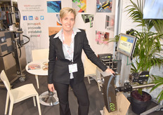 Bij Presa houden ze zich naast krimpfolie en flowpack ook bezig met het laseren van groenten. Volgens Sofie Vandereycken gebeurt dit vaak op de producten met een dikke schil, zoals een sinaasappel, meloen of avocado. Naast haar het instapmodel van de laser. Voor de grote productie is het ‘grote broertje’ van de machine nodig.