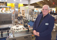 Voor René Hendriks van LH Packaging is het goede editie van de beurs, zo liet hij weten. Achter hem is een machine te zien die verse sappen volautomatisch kan vullen.