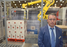 De robotarm achter Eric van Hest van CSi palletising wordt meestal aan het einde van de productielijn geplaatst. De gele robot stapelt dozen op pallets, die vervolgens naar de opslagplaats of naar de klanten gaan.