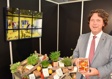 Het familiebedrijf Remmert Dekker Packaging produceert verschillende kartonnen verpakkingen voor groenten en fruit. Edwin van der Sande toont een kartonnen verpakking die volgens hem een duurzaam alternatief is op de plastic bakjes. Het karton is volgens Edwin biologisch afbreekbaar en heeft een natuurlijk en ambachtelijk uiterlijk.