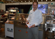 Pierre Hagenaars toont de automatische sleeve machine die gebruikt wordt om een sleeve aan te brengen om verpakkingen voor bv kan en klaar maaltijden, maaltijdsalades etc.